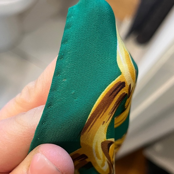 CHANEL Emerald and Gold Chain Motif Scarf - Picture 4 of 11